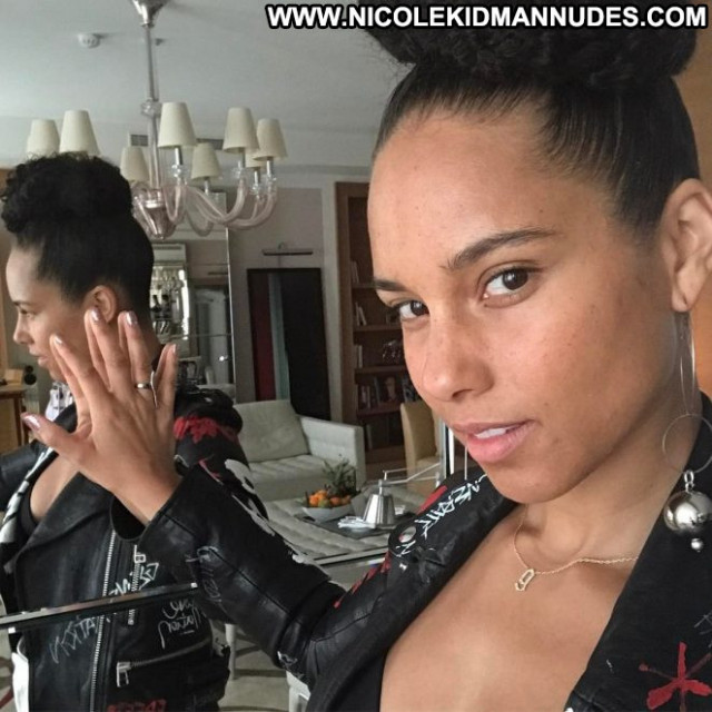 Alicia Keys No Source Beautiful Posing Hot Celebrity Paparazzi Babe Alicia Keys No Source Beautiful Posing Hot Celebrity Paparazzi Babe