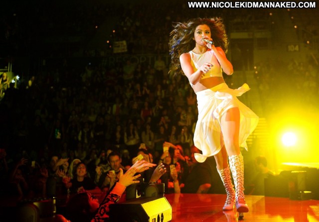 Selena Gomez Performance Posing Hot High Resolution Beautiful