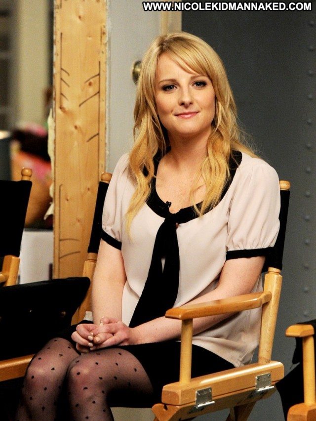 Melissa Rauch Posing Hot Beautiful Celebrity High Resolution Babe