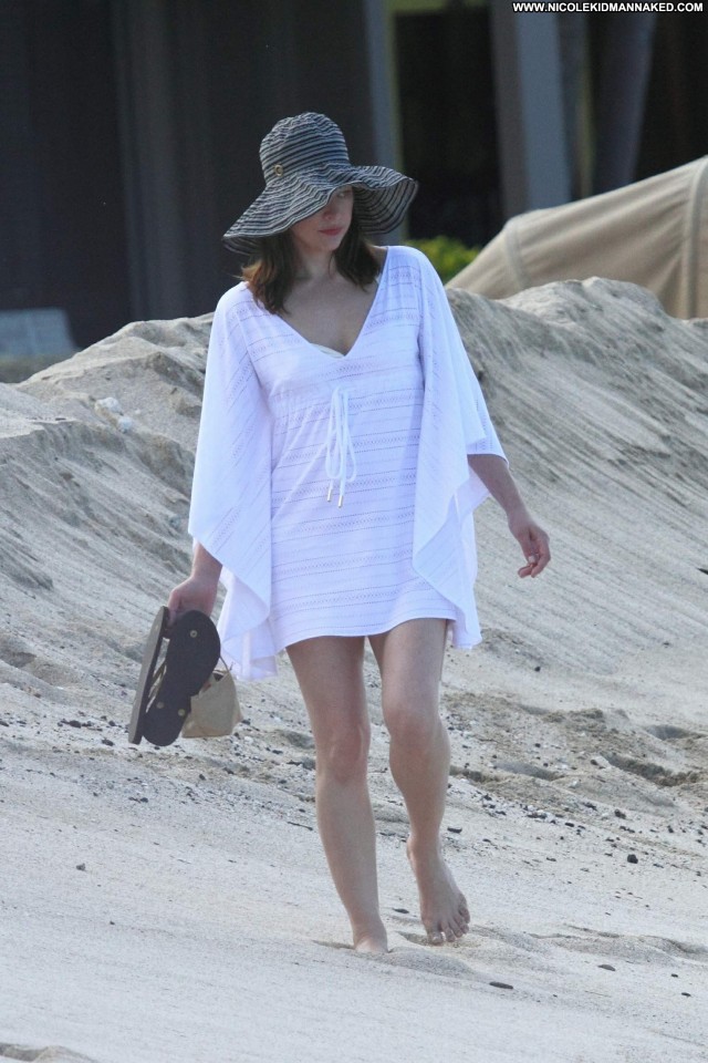 Milla Jovovich Fashion Show Babe Beautiful Posing Hot Beach Hawaii