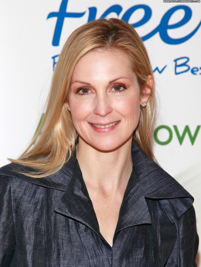 Kelly Rutherford Nyc Posing Hot Beautiful High Resolution Celebrity