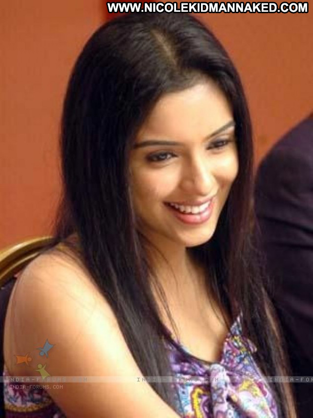 Asin Thottumkal Beautiful Celebrity Posing Hot Babe Nude Scene Famous