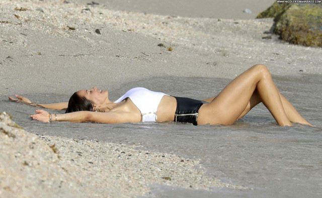 Brooke Burke The Beach Posing Hot Babe Perfect Twitter Model Actress