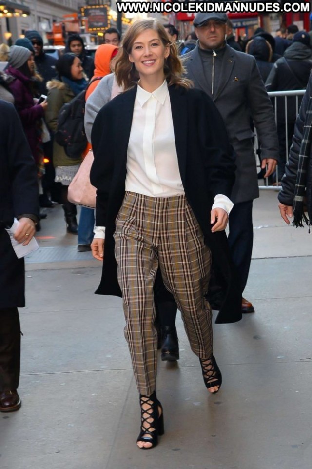 Rosamund Pike Good Morning America New York Beautiful Posing Hot