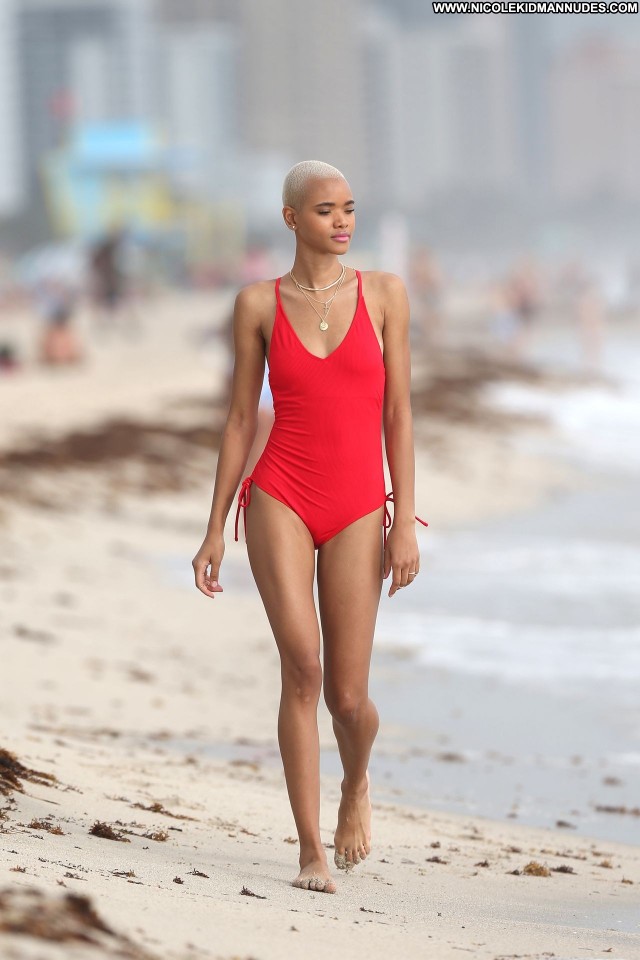 Iesha Hodges Miami Beach Posing Hot Celebrity Model Bombshell Babe