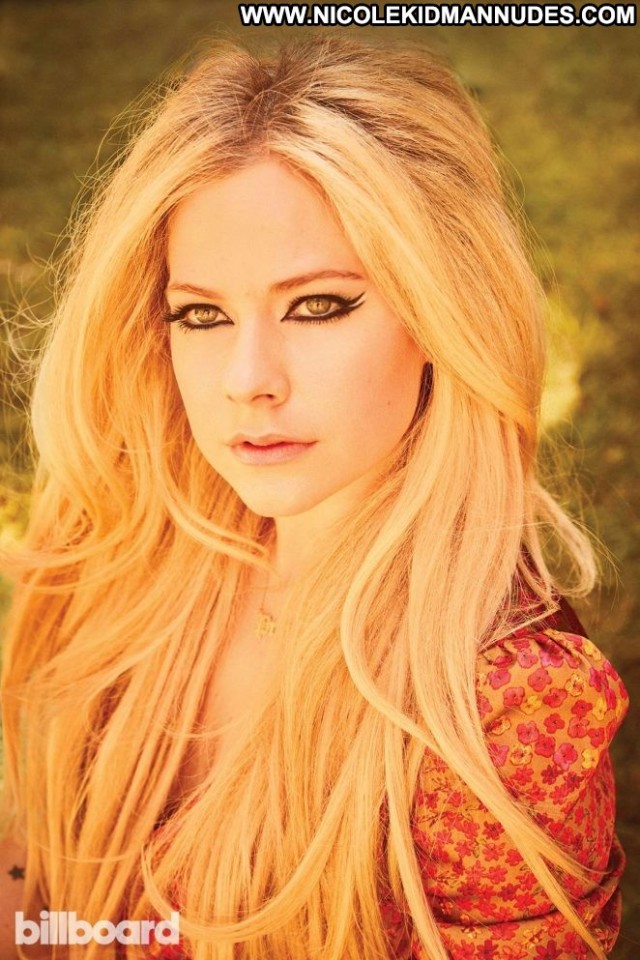 Avril Lavigne Celebrity Babe Magazine Beautiful Posing Hot