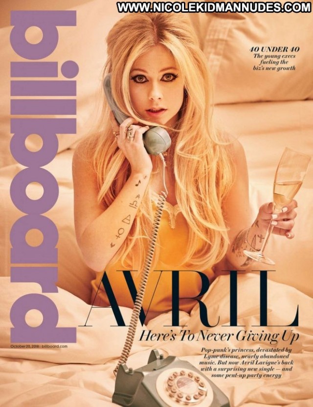 Avril Lavigne No Source Babe Posing Hot Paparazzi Magazine Celebrity