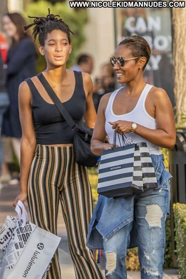 Willow Smith No Source Paparazzi Posing Hot Celebrity Shopping