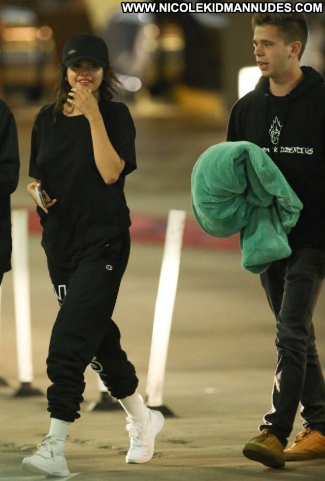 Selena Gome Los Angeles Beautiful Los Angeles Paparazzi Babe Posing