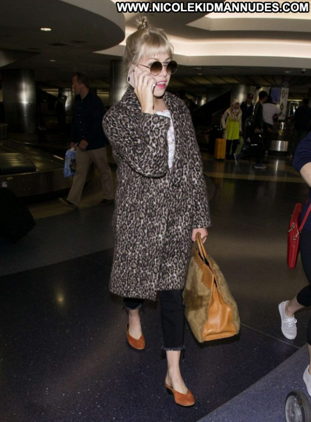 Carly Rae Jepsen Lax Airport Los Angeles Posing Hot Babe Paparazzi