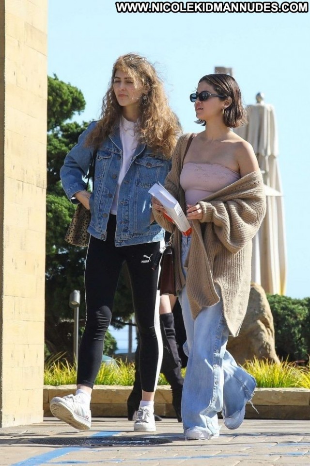 Crop Top No Source Mali Malibu Beautiful Posing Hot Paparazzi