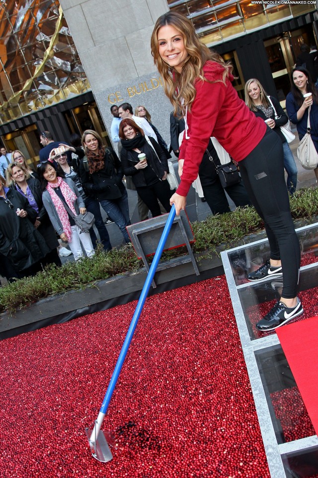 Maria Menounos The Holiday Babe Celebrity High Resolution Posing Hot