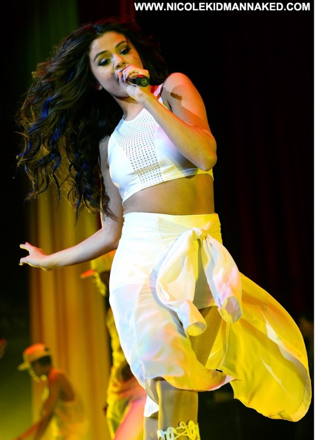 Selena Gomez Performance Candids Babe Beautiful Celebrity Posing Hot