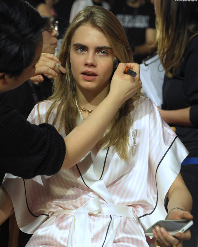 Cara Delevingne Fashion Show Fashion Babe Beautiful Posing Hot High