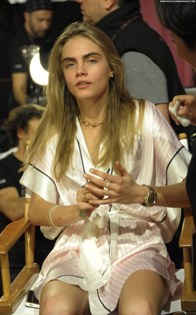 Cara Delevingne Fashion Show Posing Hot High Resolution Fashion