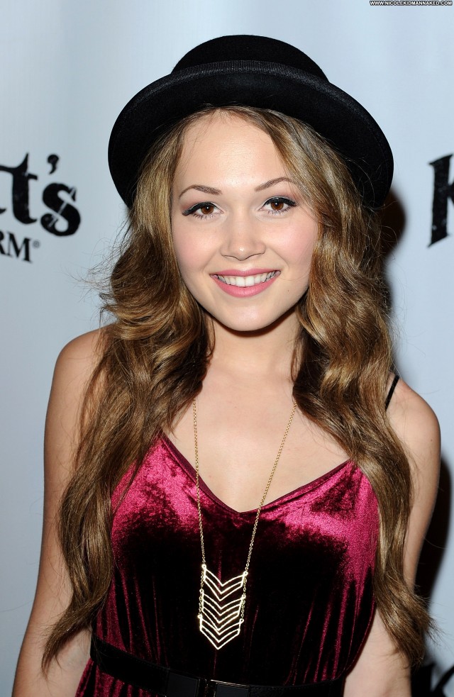 Kelli Berglund No Source Celebrity Beautiful Farm Posing Hot Babe