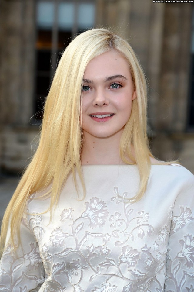 Elle Fanning Fashion Show Babe Celebrity Fashion Posing Hot High