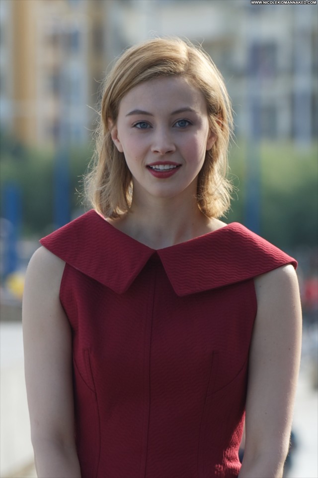 Sarah Gadon No Source Posing Hot Beautiful Babe High Resolution