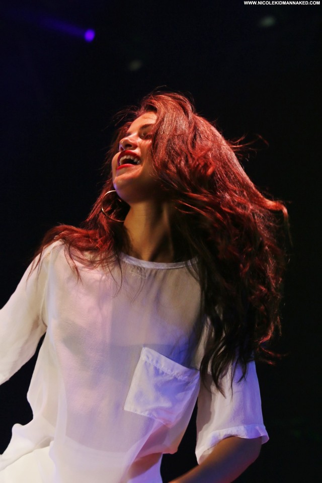 Selena Gomez Performance Candids Posing Hot High Resolution Beautiful