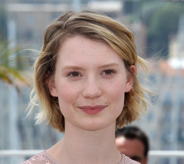 Tits mia wasikowska