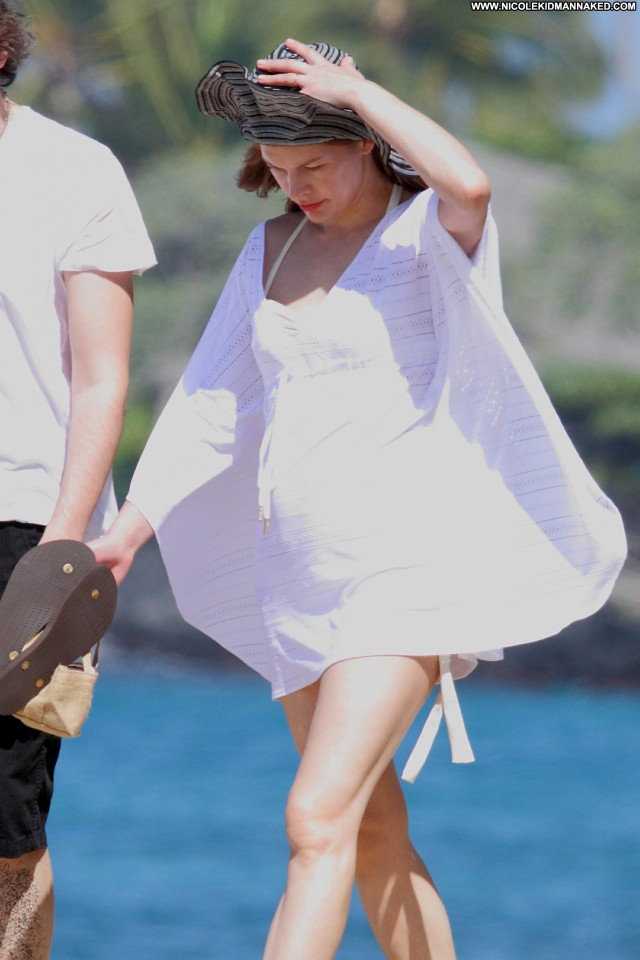 Milla Jovovich Fashion Show  Babe Celebrity Posing Hot Beach Hawaii