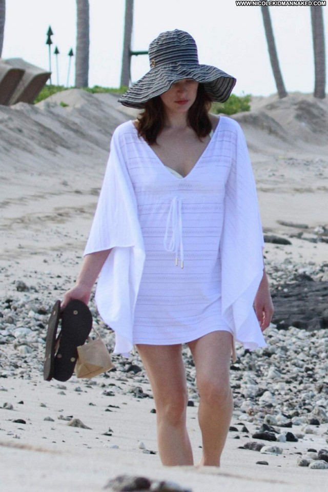 Milla Jovovich Fashion Show Babe Hawaii Posing Hot Fashion High