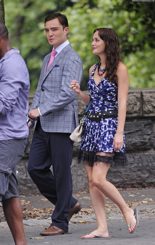 Leighton Meester Nude Sexy Scene Gossip Girl Shy Stripping Famous and Uncensored