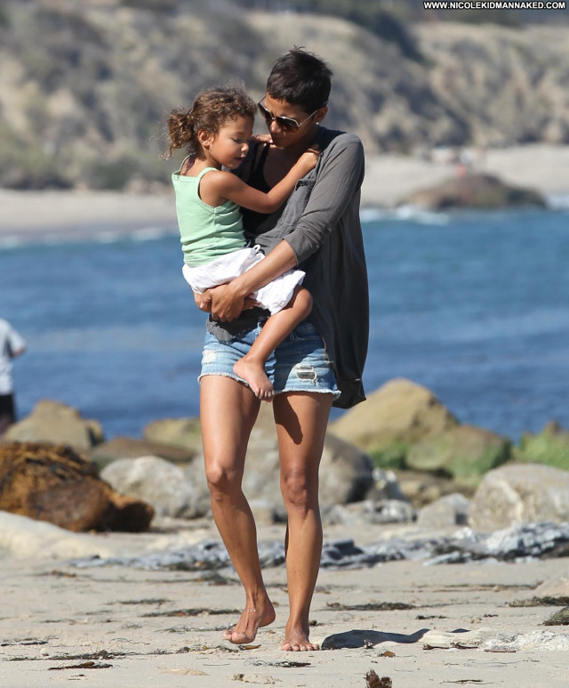 Halle Berry No Source Beach High Resolution Daughter Babe Beautiful