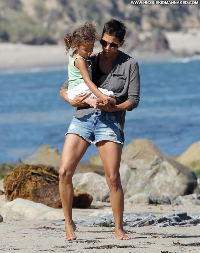 Halle Berry No Source High Resolution Malibu Beach Babe Celebrity