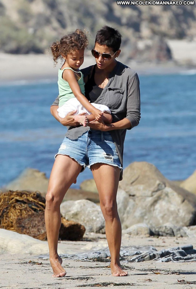 Halle Berry No Source Babe Posing Hot High Resolution Beach Daughter