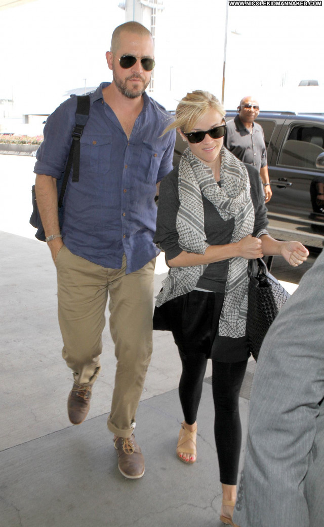 Reese Witherspoon Lax Airport  Babe Lax Airport Celebrity Posing Hot