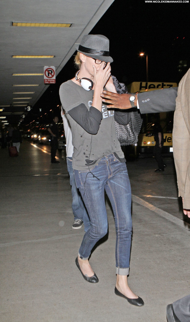 Charlize Theron Lax Airport Beautiful Celebrity Lax Airport Posing