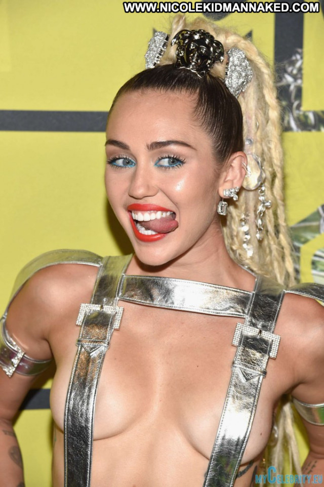 Miley Cyrus Red Carpet Posing Hot Magazine Celebrity Usa Beautiful